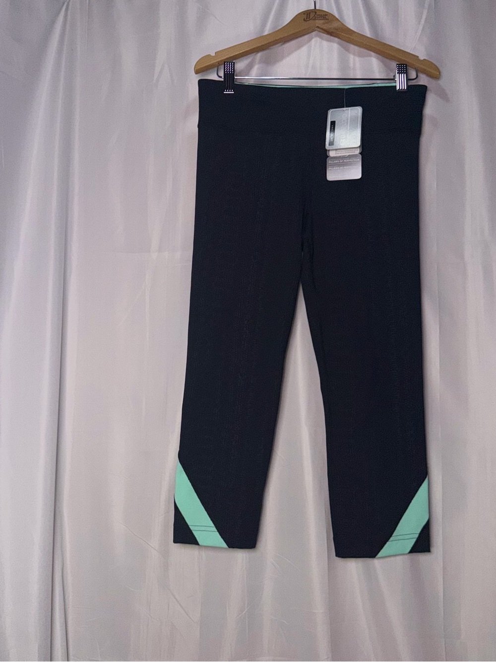 Under Armour NWT Capri Leggings Black and Mint Accents Retail $70